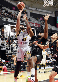 [포토]골밑슛 하는 LG 브라이언 그리핀