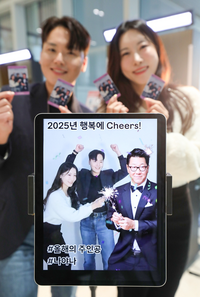 “AI가 만든 현대百 정지선 회장”…직원들과 사진 찍으며 새해 응원 눈길