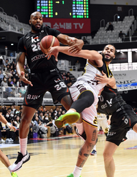 [포토]리바운드 다투는 KT 로메로와 LG 그리핀
