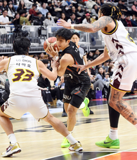 [포토]타마요와 그리핀 사이를 파고드는 허훈(KT-LG)