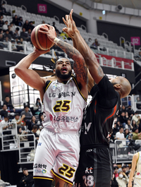 [포토]LG 브라이언 그리핀의 골밑슛