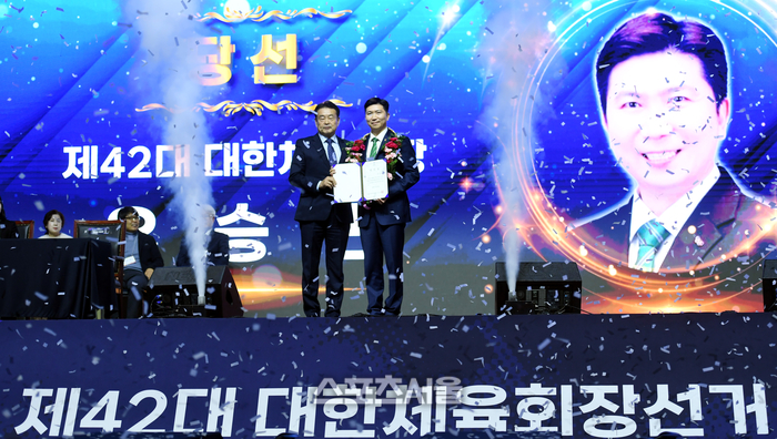 [포토] 당선증 받는 유승민