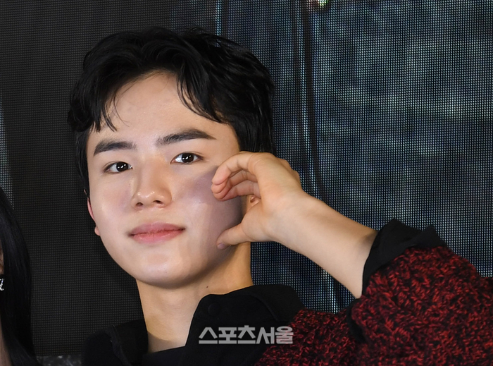 [포토]볼 하트 만들어 보이는 문우진