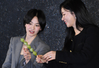 [포토]송혜교-전혜빈, ‘이거 소품이야?’