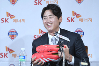 [포토] ‘현역 은퇴’ 구자철, ‘10년간 신은 축구화예요’