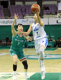 [포토]우리은행 이민지의 레이업슛