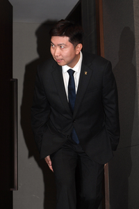 [포토]기자회견장 입장하는 유승민 대한체육회장 당선인