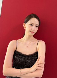 ‘새해에도 열일하는 미모’...윤아 ‘시원하게 노출한 어깨라인’