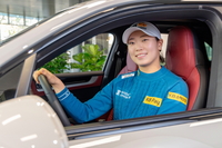 ‘장타퀸’ 방신실 올해도 포르쉐 타고 투어 ‘슝슝’…타이칸 보내고 카이엔 E-하이브리드