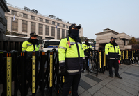 공수처 강제구인 불발, 尹 탄핵심판 출석…긴장감 감도는 헌재