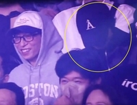 ‘다비치 콘서트’ 유재석 옆 얼굴 가린 여배우 정체, 알고 보니…