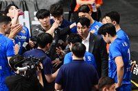 복귀전에서 또 다친 마테우스…한국전력과 권영민 감독 괴롭히는 외인 부상 ‘악령’