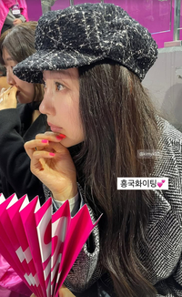 “방부제 미모” 김사랑... 배구장 찾아 김연경 응원