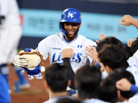 ‘이 맛에 한국 왔지!’...디아즈, 연타석 홈런 후 시원한 배트 플립 [다시 보는 2024 KBO]