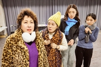 ‘왕언니’ 정영주부터 ‘미모 담당’ 이연희·‘국민욕동생’ 김슬기까지…장진 감독 연극 ‘꽃의 비밀’, 웃음꽃 한다발 예약