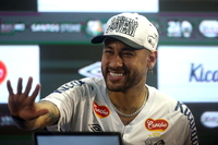 ‘오일머니 품고 먹튀 논란’ 네이마르, 연봉 99% 삭감→친정팀 산투스 입단 “이 순간을 기다렸다”