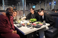 회식하러 갔더니 ‘바람의 손자’가 깜짝 손님으로! 키움 캠프에 활짝 핀 웃음꽃