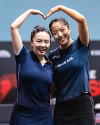 맞대결 끝난 뒤 포옹에 ‘하트’까지…신유빈, ‘영혼의 콤비’ 전지희 꺾고 싱가포르 스매시 32강 진출