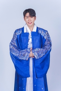 ‘음원 사재기’ 영탁 전 소속사 대표 등, 1심서 무더기 징역형