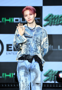 [포토]손인사 건네는 올아워즈 현빈