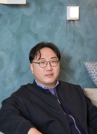 ‘검은 수녀들’ 권혁재 감독 “자연스러움 위해 흡연 배운 송혜교, 덕분에 풍부해졌다” [SS인터뷰]