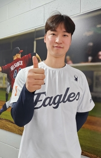 “제구 좋다, 구속은 좀 더” 한화 ‘FA 이적생’ 엄상백, 가을야구 향한 ‘시동’ 걸었다 [SS멜버른in]