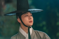 배인혁, 김지은 두고 떠나나…아련한 백허그 포착 눈길(‘체크인한양’)