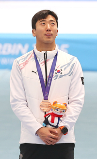 ‘0.08초 차이’ 고개숙인 김준호, 그래도 잘했다…스피드스케이팅 100m 이어 500m 동메달 [하얼빈AG=종합]