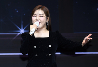 [포토]송가인, 작사 참여한 팬송 ‘평생’ 열창