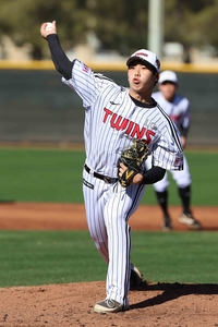 148㎞인데 ‘스로잉’ 습관이…LG 2R 루키, 방망이 놓고 ‘투수’로→키울 ‘맛’이 난다 [SS시선집중]