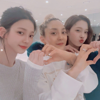 바다, 에스파 카리나-윈터와 다정샷...“팬들이 왜 사랑하는지 알아”  [★SNS]