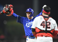 “KBO 연기상 없나요?”...강민호, 연륜 만큼 늘어나는 연기력 [다시 보는 2024 KBO]