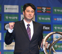 [포토] FC안양 유병훈감독 ‘미소 보내며’