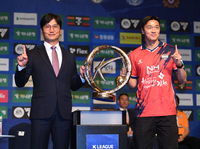 [포토] 김천상무 정정용 감독, 김민덕 ‘최고를 향하여’