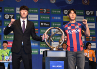 [포토] 수원FC 김은중 감독, 이용 ‘파이팅!’