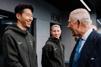 英 찰스 국왕 만난 ‘캡틴’ 손흥민, 왕실 SNS에도 등장