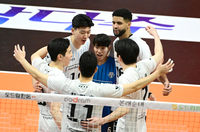 블로킹과 서브의 ‘힘’으로…‘삼각편대 41득점 합작’ 현대캐피탈, OK저축은행 셧아웃 ‘격파’[현장리뷰]