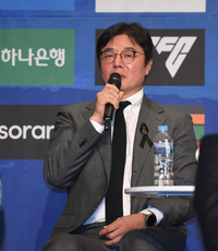 [포토] 황선홍 감독, 고 김하늘양의 명복을 빌며...