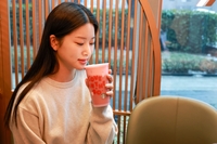 핑크색 리유저블 컵에 담아 마시는 달콤 쌉싸레한 스페셜 음료, 이 맛에 스벅간다