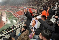 전두환 사진 건 몰상식한 관중…산둥 구단이 대신 공식 사과, 영구 관람 금지령까지