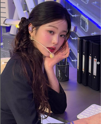 “인형 미모에 레트로 감성”, 장원영, 다채로운 매력 대방출! [★SNS]