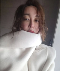 “때 묻으면 안돼” 김혜은, 화이트 아우터로 완성한 우아한 겨울 스타일에 반전 웃음