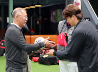 비즈니스 항공권 쏜 정의선 회장, KIA 캠프 깜짝 방문 “승부보다 건강 우선” 당부에 감동 릴레이