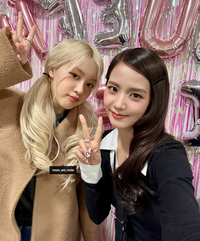 블랙핑크 지수, 솔로 컴백 사진 공개… 응원 온 로제와 다정 셀카 [★SNS]