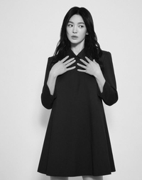 송혜교, 우아한 블랙 원피스로 완성한 봄 여신 자태 [★SNS]