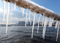 “겨울 끝났다고? 아직 멀었다!” 냉동고 출근각…영하 13도 강추위, 강풍에 체감온도 ‘뚝’