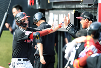 “홈런보다 강한 하이파이브?”... LG 염경엽 감독 ‘아픈 손=웃음’ [다시 보는 2024 KBO]