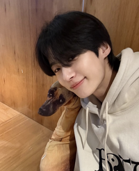 후드티에 청바지 변우석, 편안한 남친룩으로![★SNS]