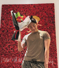 BTS 뷔, 전역 D-107 김 병장 생존신고! ‘남성미 폭발’ 팔근육 [★SNS]