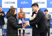 [포토]스포츠서울배 대상경주 우승 트로피 받는 마주 슘호천